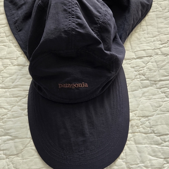 Navy  Patagonia sun hat with a neck flap - Picture 5 of 8